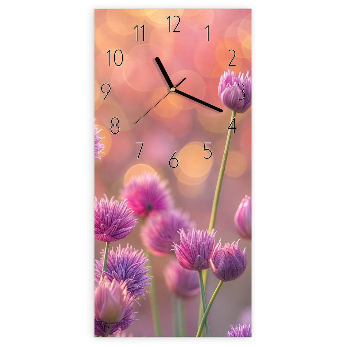 Wanduhr aus Glas, Ziffernblatt Elegant mit Motiv Blühender Zierlauch: Rosa-violette Lauchblüten auf dünnen Stielen vor warmem orangefarbenem Bokeh #ziffernblatt_Elegant