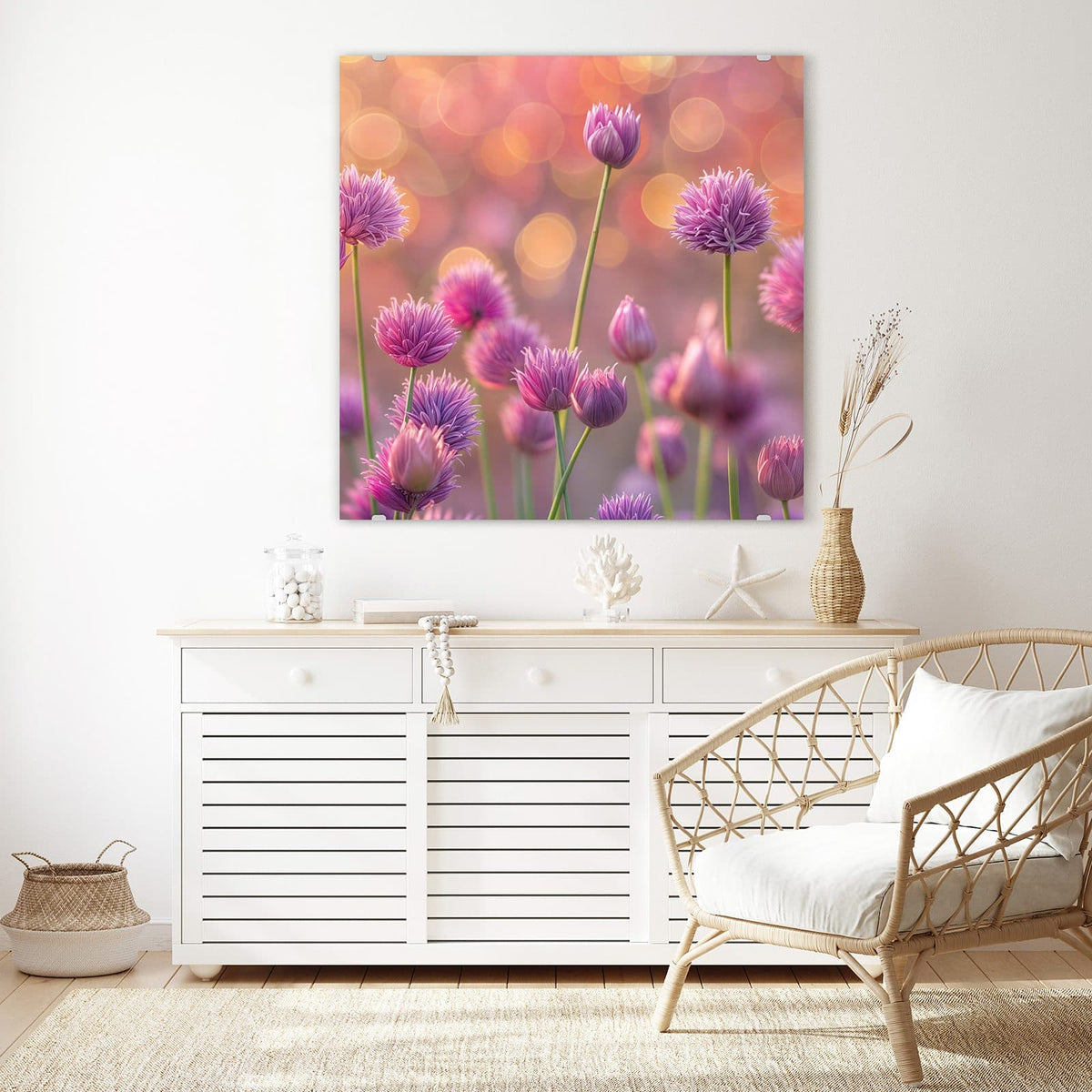 Glasbild Blühender Zierlauch an der Wand – Rosa-violette Lauchblüten auf dünnen Stielen vor warmem orangefarbenem Bokeh