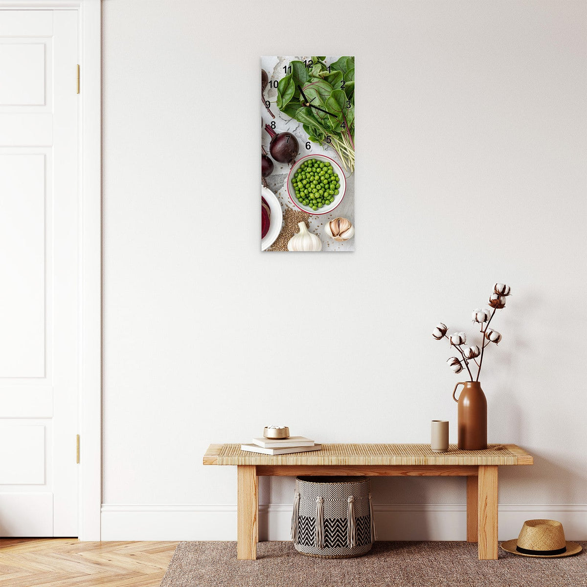 Wanduhr aus Glas im Hochformat Rote Bete und Erbsen mit Ziffernblatt Modern über einer Holzbank im Flur