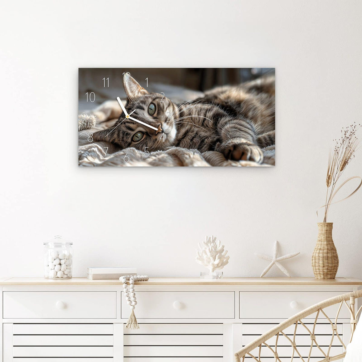 Wanduhr Gemütliche Katze aus Glas – Querformat 60 × 30 cm – Getigerte Katze auf beiger Decke
