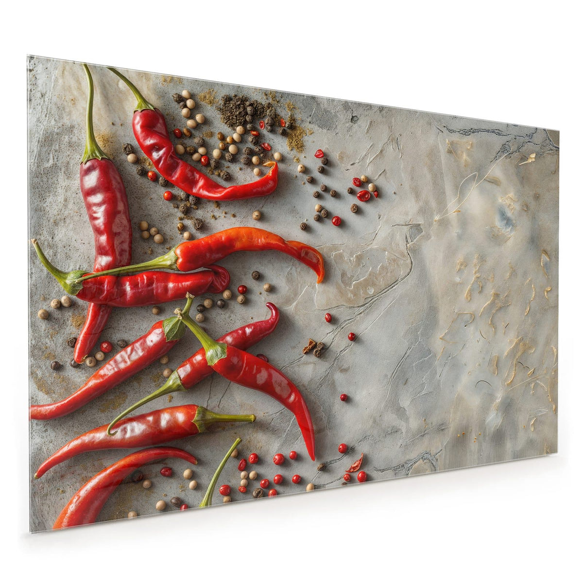 Küchenrückwand aus Glas im Hochformat: Rote Chilischoten auf hellgrauem Stein, dazwischen bunte Pfefferkörner und Gewürzkrümel