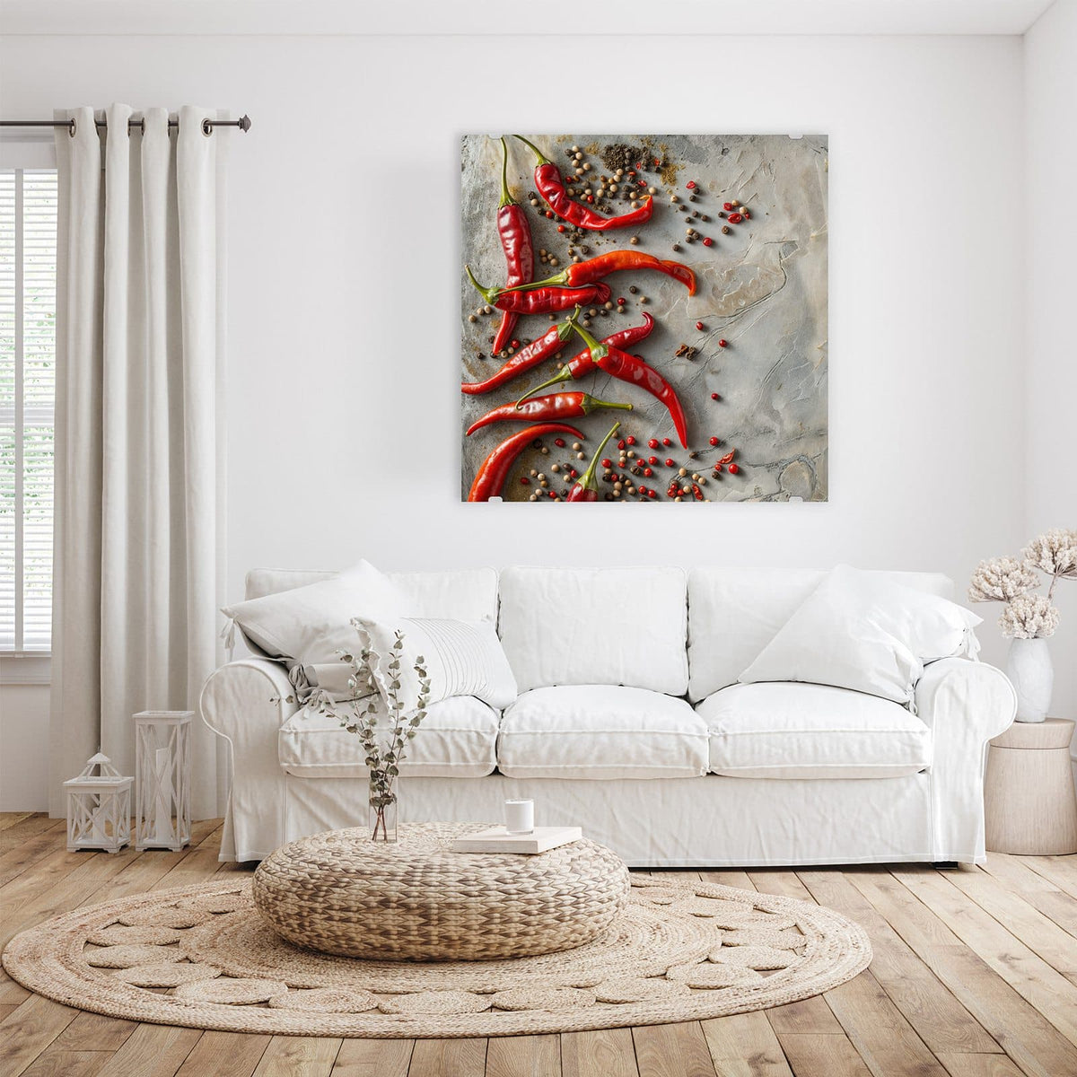 Glasbild Chilis mit Pfeffer an der Wand – Rote Chilischoten auf hellgrauem Stein, dazwischen bunte Pfefferkörner und Gewürzkrümel