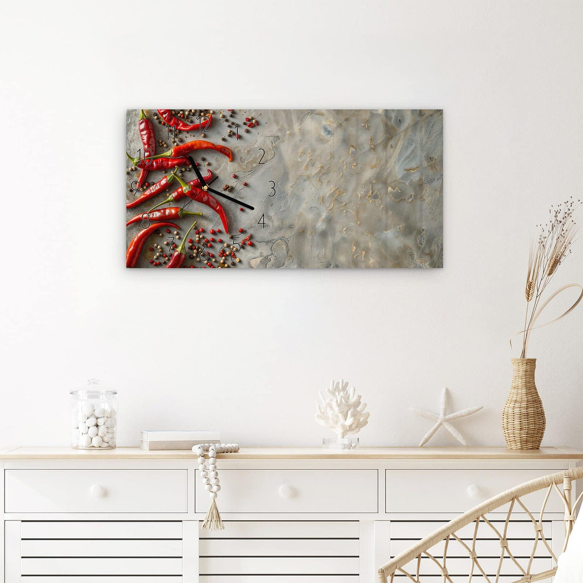 Wanduhr Chili Schoten aus Glas – Querformat 60 × 30 cm – Rote Chilis zwischen bunten Pfefferkörnern