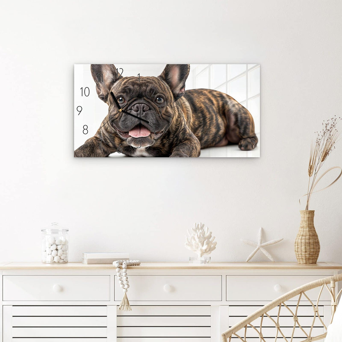 Wanduhr Französische Bulldogge Porträt aus Glas – Querformat 60 × 30 cm – Liegende Bulldogge mit großen Augen