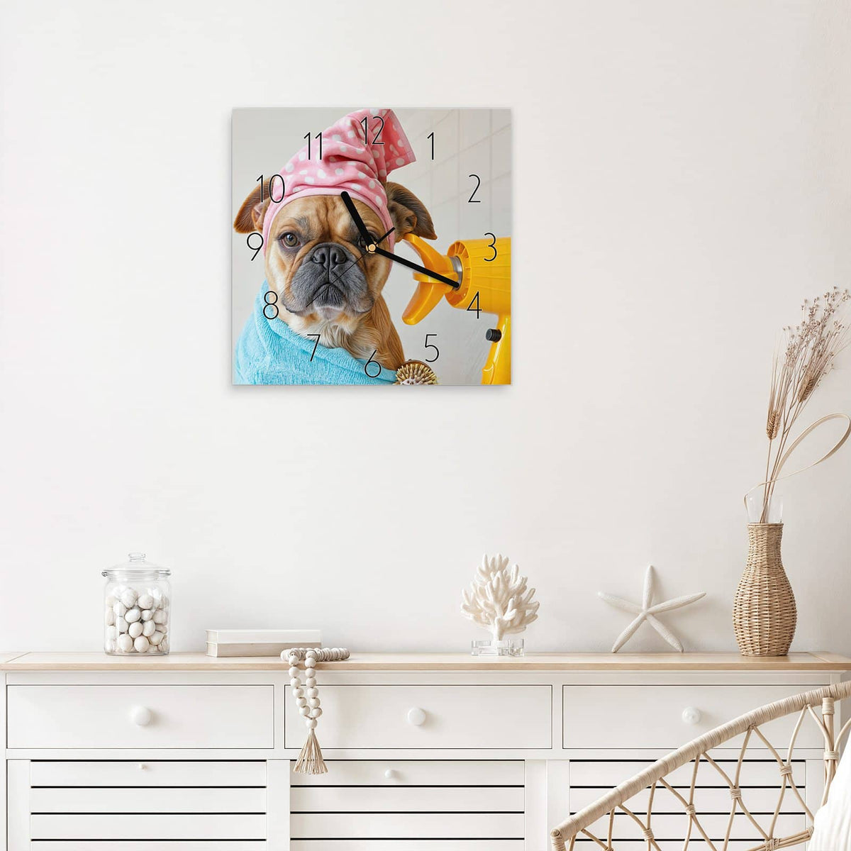 Wanduhr Hund im Bademantel aus Glas – Quadratisch 30 × 30 cm – Hund im Bademantel mit Föhn