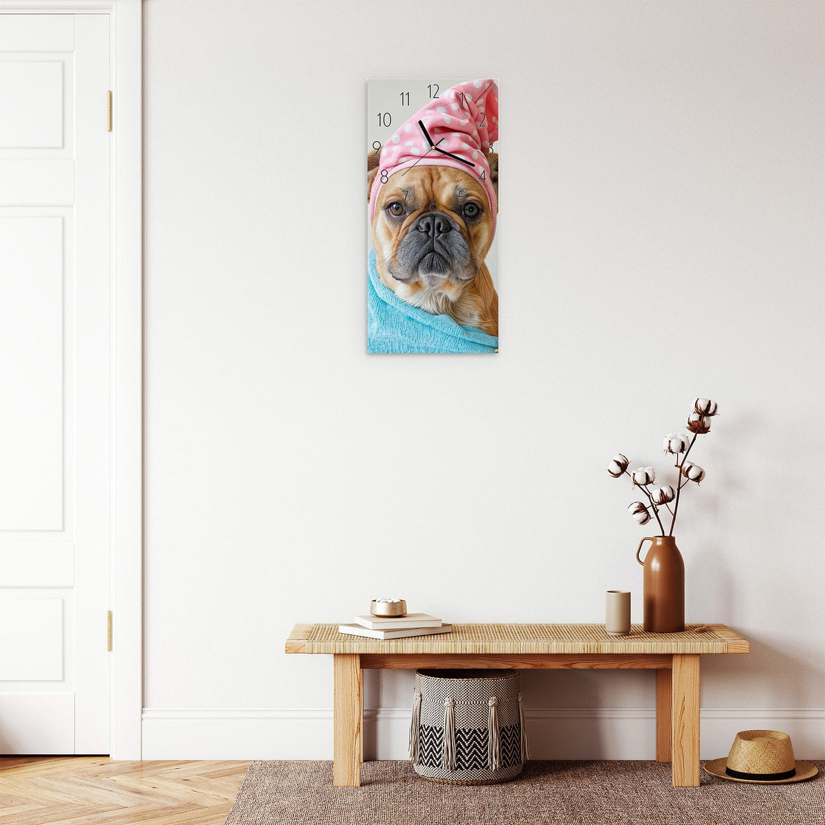 Wanduhr aus Glas im Hochformat Hund im Bademantel mit Ziffernblatt Elegant über einer Holzbank im Flur