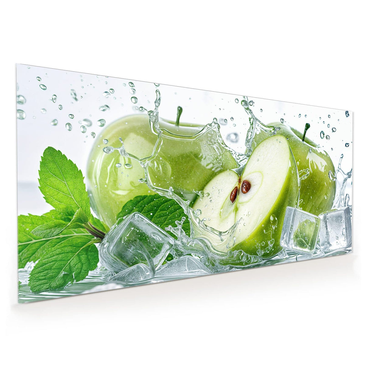 Küchenrückwand aus Glas im Hochformat: Grüne Äpfel, einer halbiert, in einer Wasserfontäne, dazu Eiswürfel und ein Minzblatt vor Weiß.