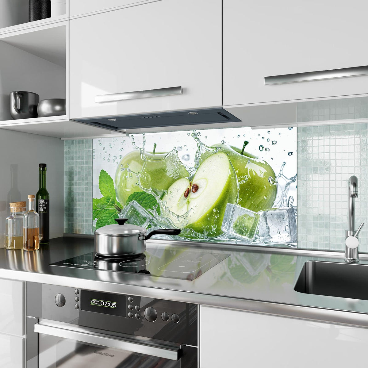 Küchenrückwand aus Glas Grüne Äpfel mit Eis im Hochformat als Spritzschutz hinter dem Kochfeld, über dem Fliesenspiegel montiert