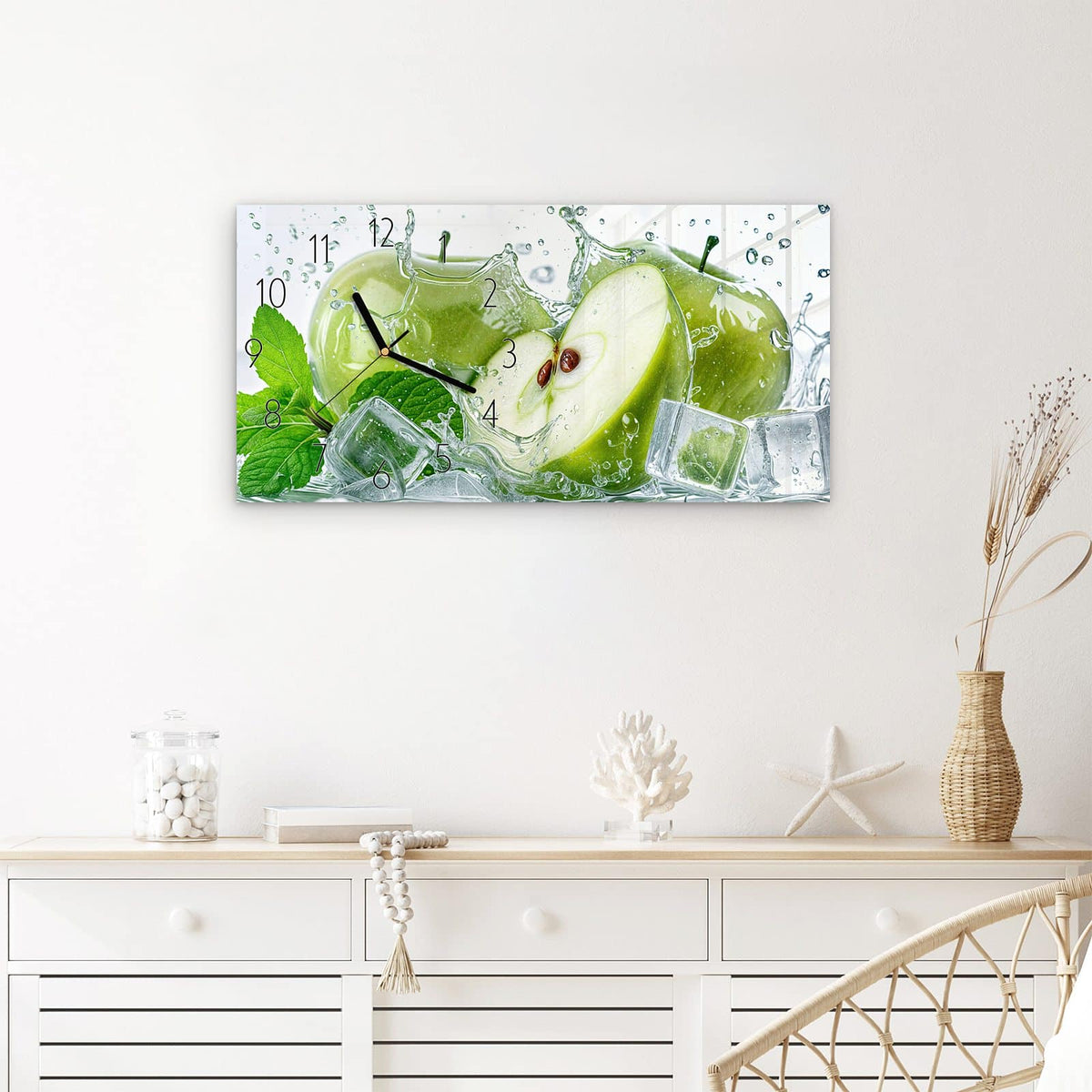 Wanduhr Frische Äpfel Splash aus Glas – Querformat 60 × 30 cm – Grüne Äpfel mit Eis und Minze