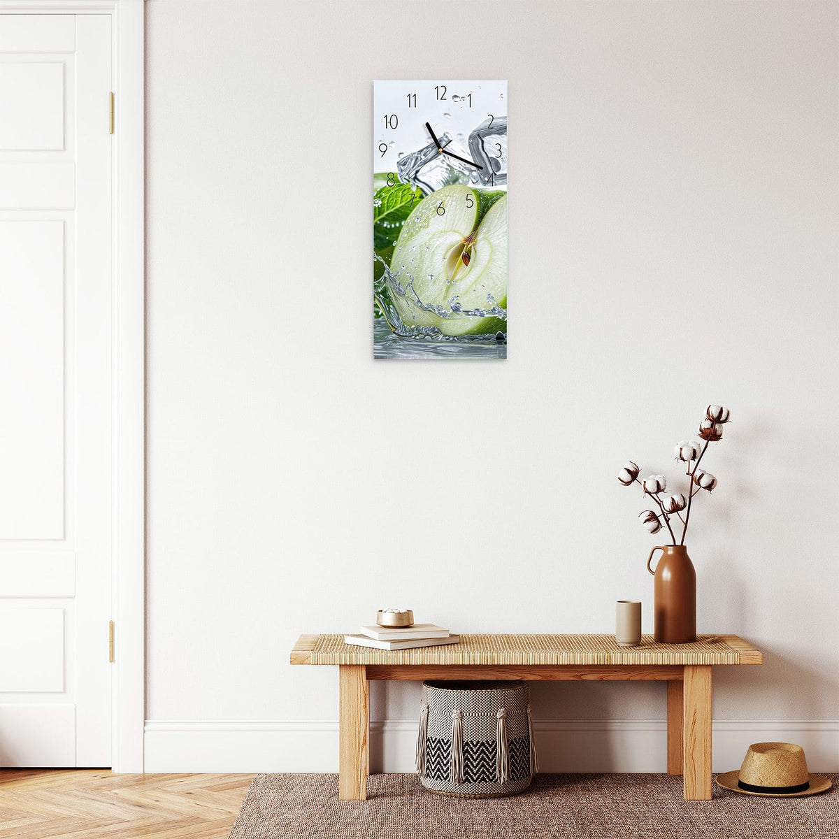 Wanduhr aus Glas im Hochformat Grüner Apfel mit Minze mit Ziffernblatt Elegant über einer Holzbank im Flur