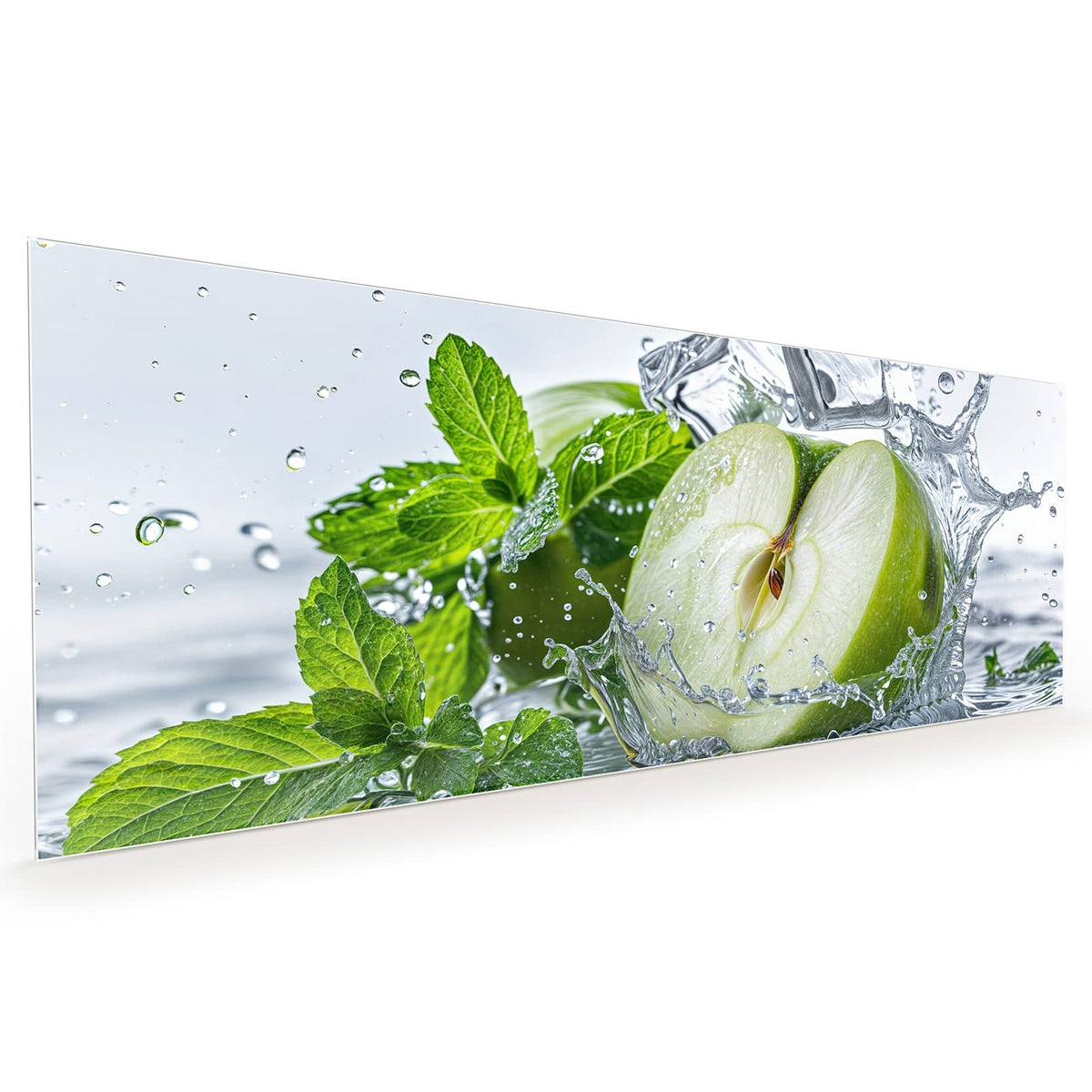 Küchenrückwand aus Glas im Hochformat: Halbierter grüner Apfel im Wasserspritzer mit Eiswürfeln und Minzblättern