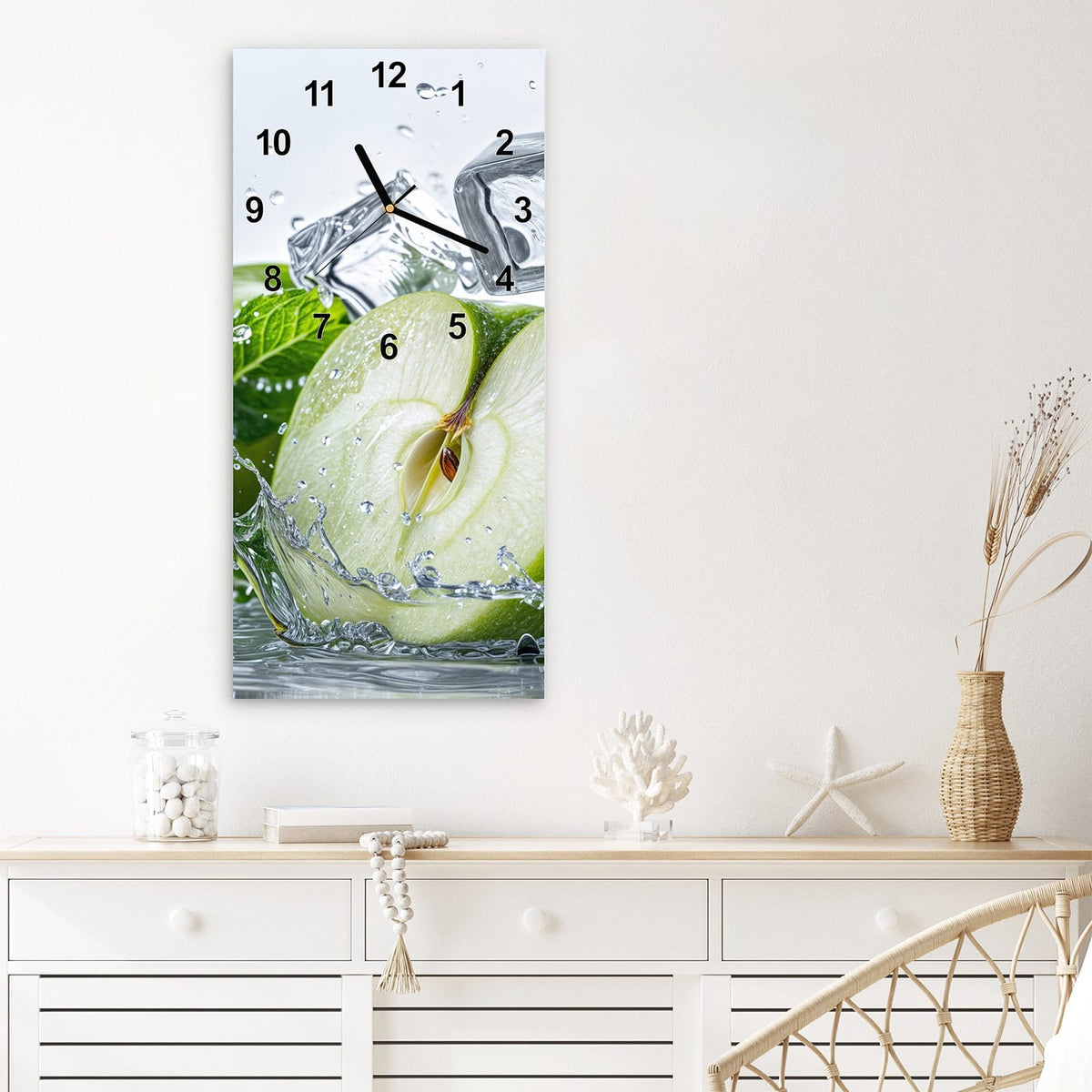 Wanduhr aus Glas im Hochformat Grüner Apfel mit Minze mit Ziffernblatt Modern über einem weißen Sideboard