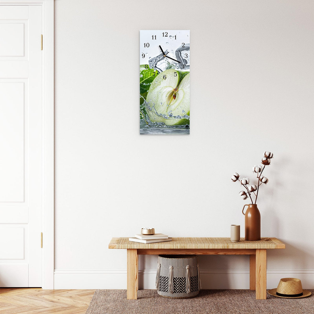 Wanduhr aus Glas im Hochformat Grüner Apfel mit Minze mit Ziffernblatt Klassisch über einer Holzbank im Flur