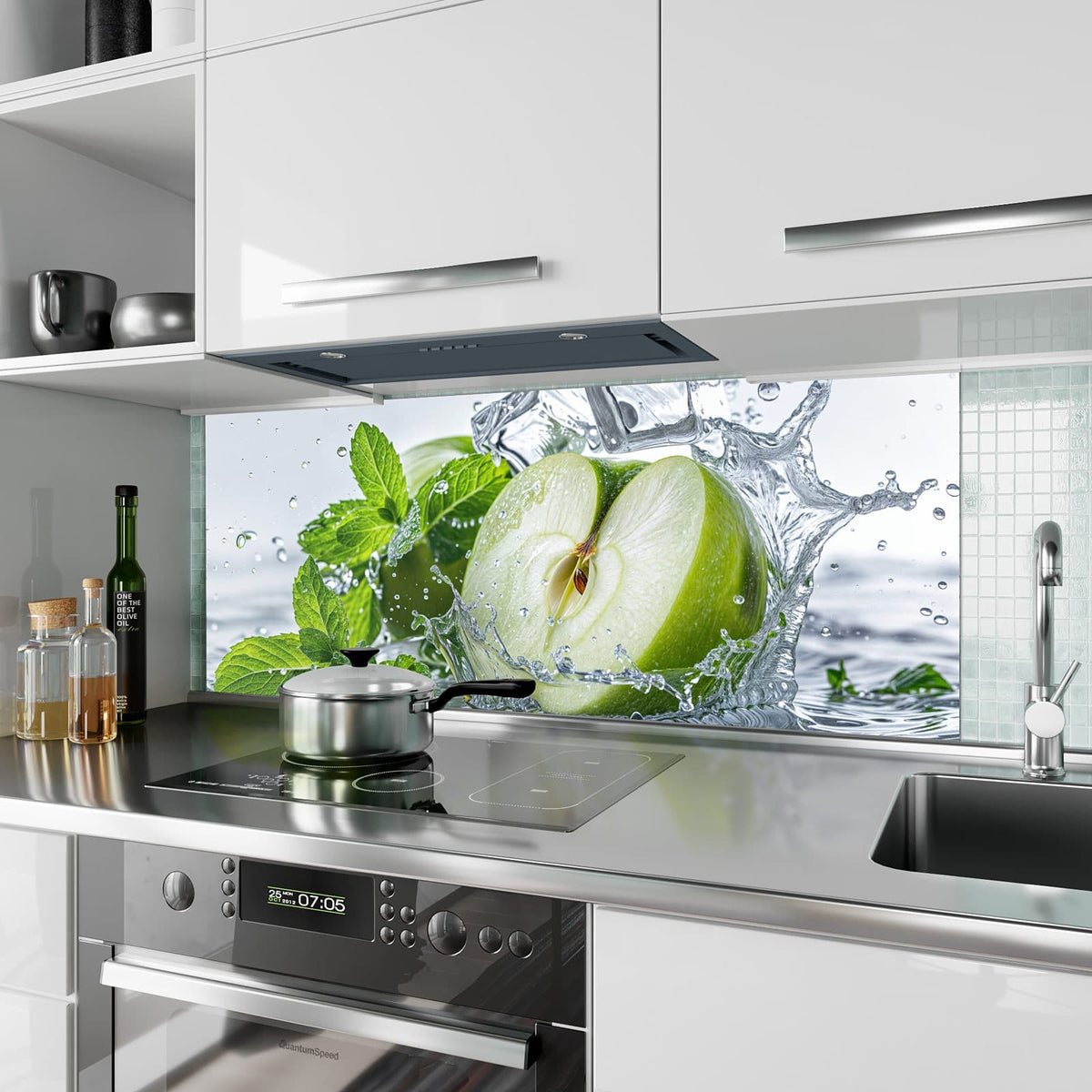 Küchenrückwand aus Glas Grüner Apfel mit Minze im Hochformat als Spritzschutz hinter dem Kochfeld, über dem Fliesenspiegel montiert
