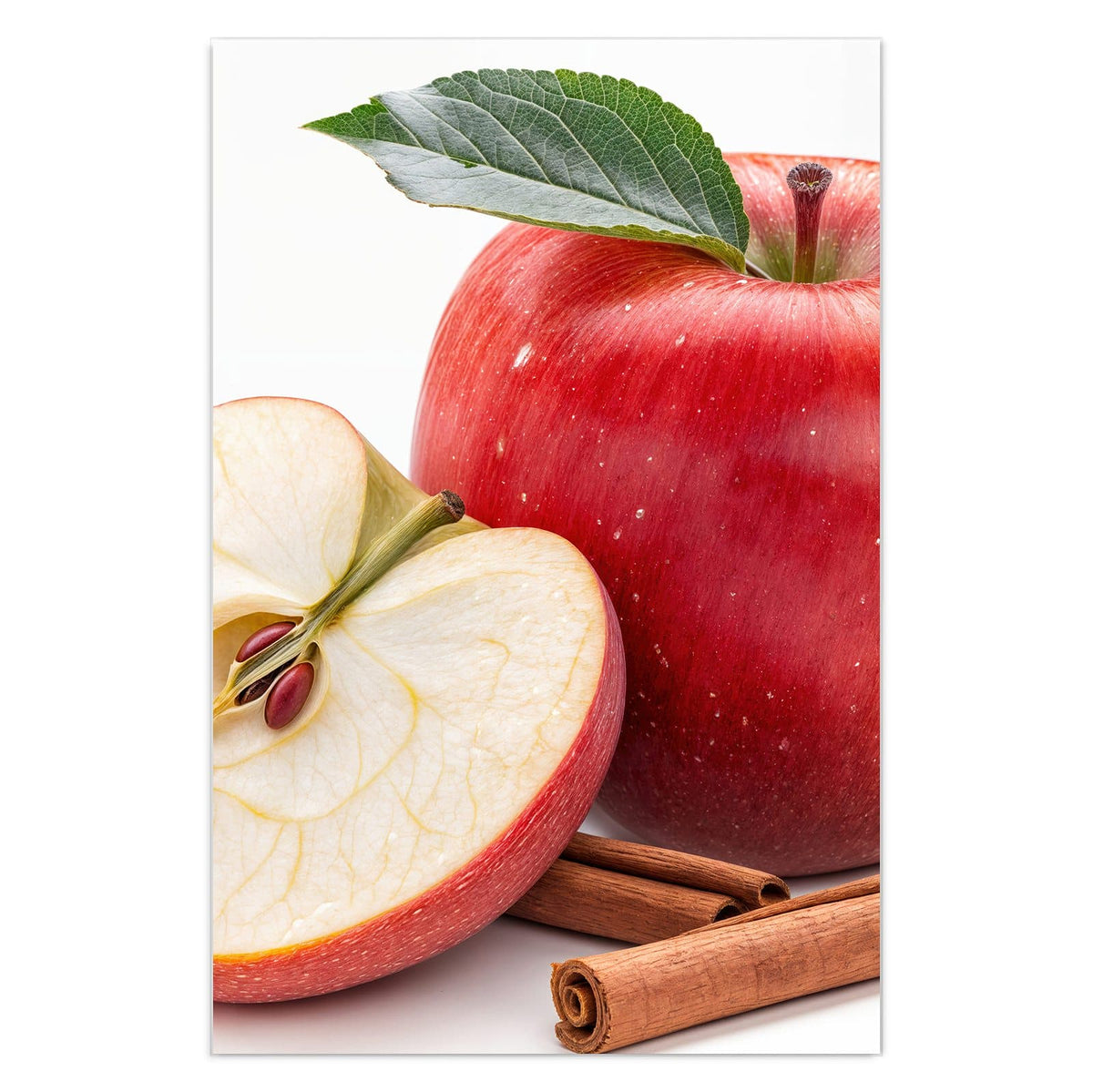 Ganzer roter Apfel mit Blatt, daneben eine halbierte Apfelhälfte mit Kernen und zwei Zimtstangen