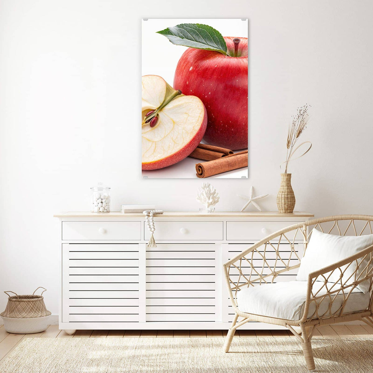 Glasbild Apfelhälfte mit Zimt an der Wand – Ganzer roter Apfel mit Blatt, daneben eine halbierte Apfelhälfte mit Kernen und zwei Zimtstangen