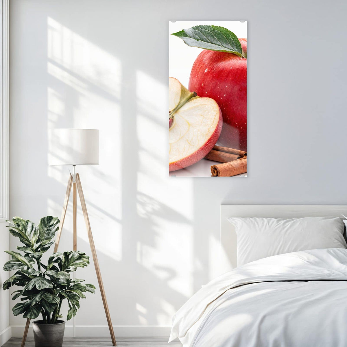 Glasbild Apfelhälfte mit Zimt an der Wand – Ganzer roter Apfel mit Blatt, daneben eine halbierte Apfelhälfte mit Kernen und zwei Zimtstangen
