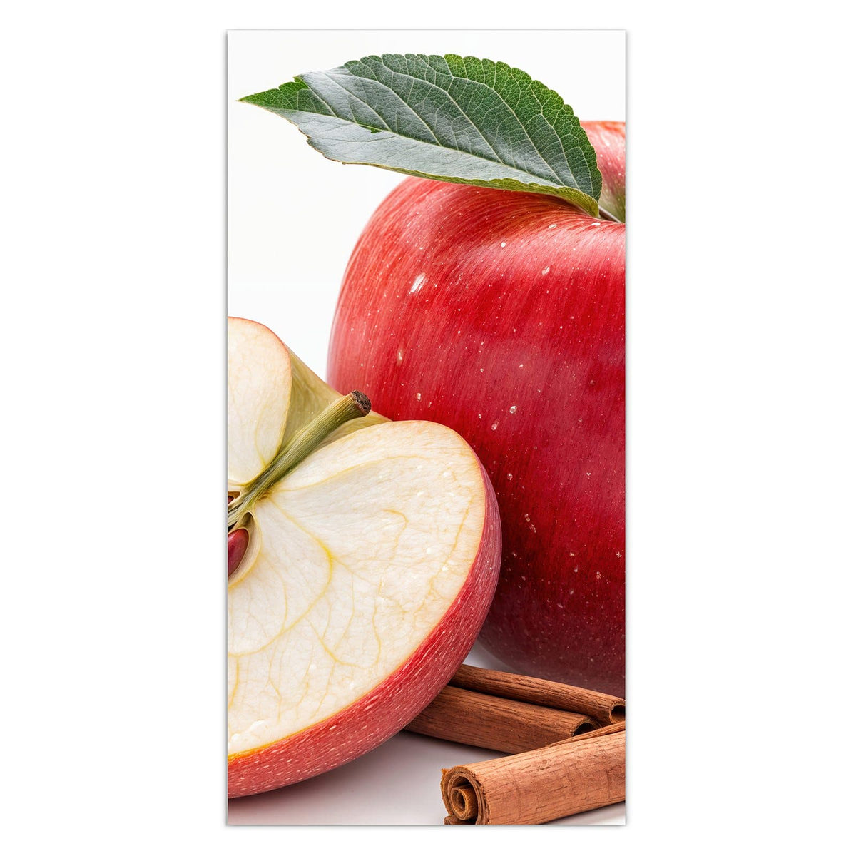 Ganzer roter Apfel mit Blatt, daneben eine halbierte Apfelhälfte mit Kernen und zwei Zimtstangen