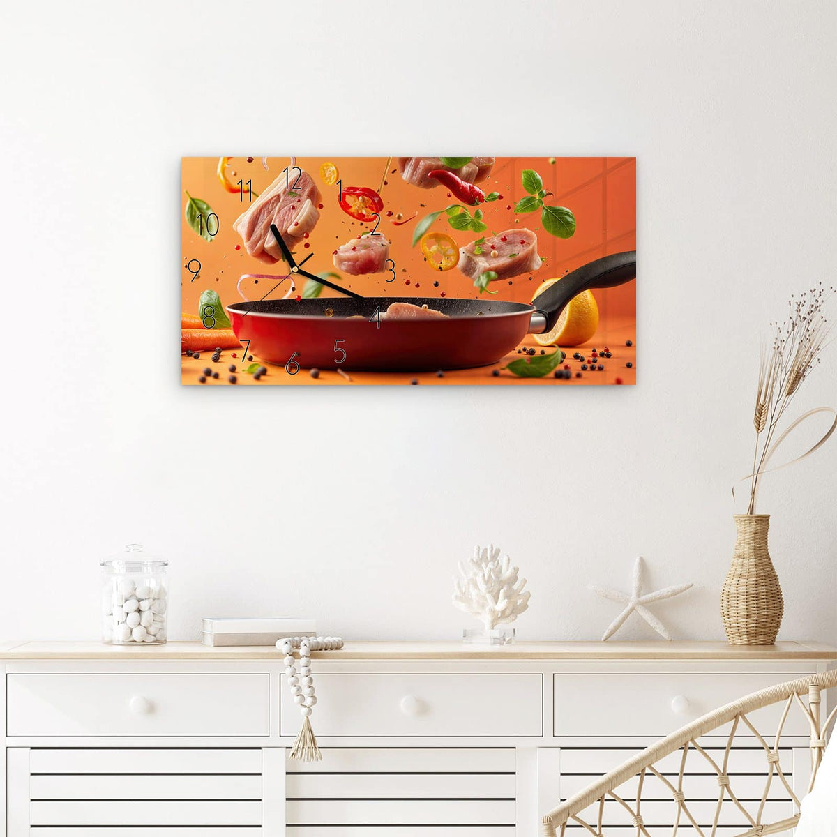 Wanduhr Frische Kochzutaten aus Glas – Querformat 60 × 30 cm – Zutaten fliegen über der Pfanne