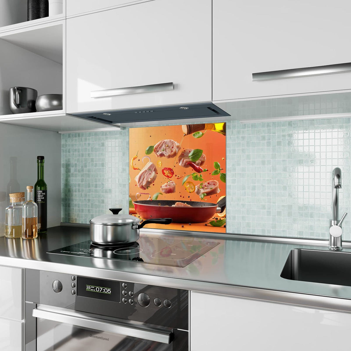 Küchenrückwand aus Glas Zutaten über der Pfanne im quadratischen Format als Spritzschutz hinter dem Kochfeld, über dem Fliesenspiegel montiert