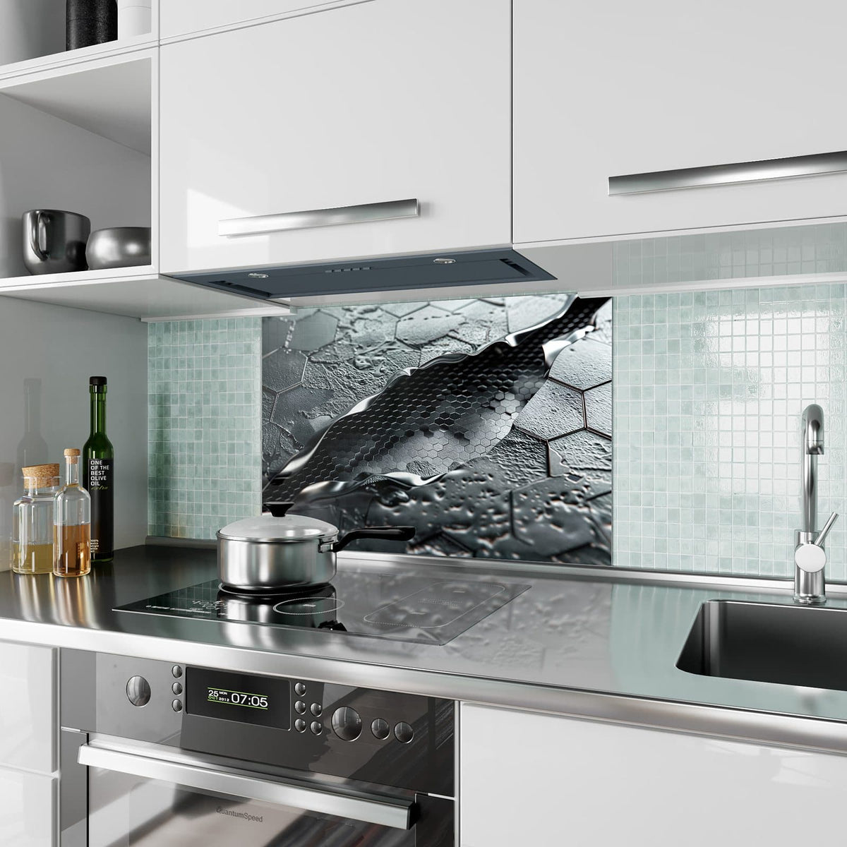 Küchenrückwand aus Glas Waben in Metall im Hochformat als Spritzschutz hinter dem Kochfeld, über dem Fliesenspiegel montiert
