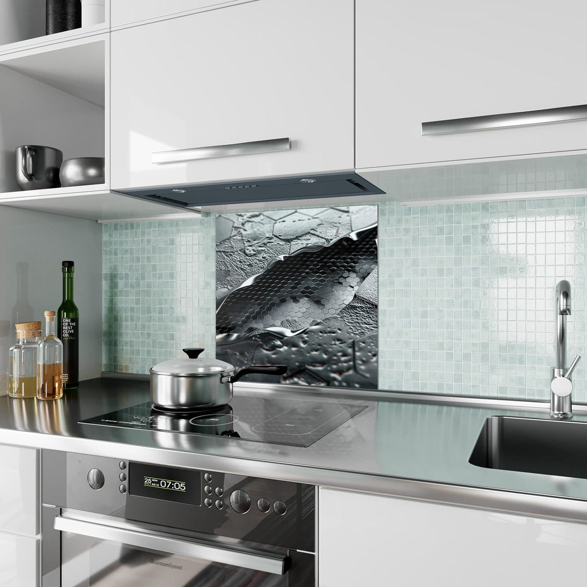Küchenrückwand aus Glas Waben in Metall im quadratischen Format als Spritzschutz hinter dem Kochfeld, über dem Fliesenspiegel montiert
