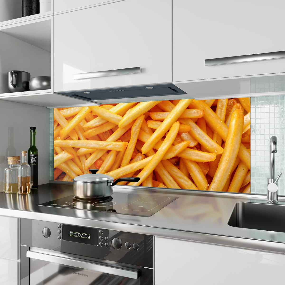 Küchenrückwand aus Glas Pommes Frites im Hochformat als Spritzschutz hinter dem Kochfeld, über dem Fliesenspiegel montiert