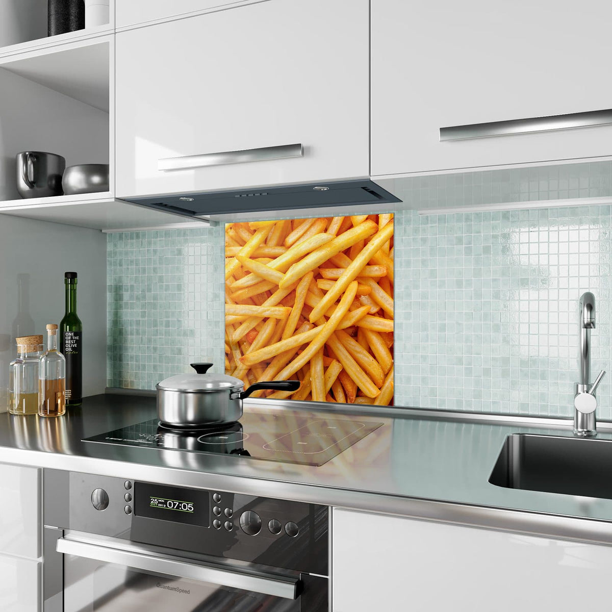 Küchenrückwand aus Glas Pommes Frites im quadratischen Format als Spritzschutz hinter dem Kochfeld, über dem Fliesenspiegel montiert