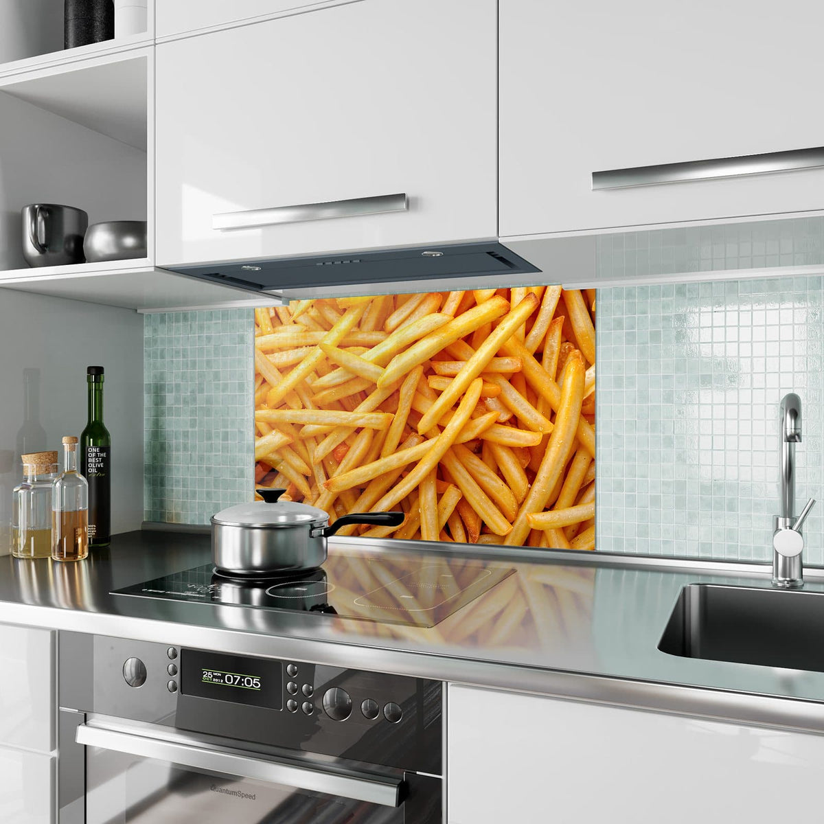 Küchenrückwand aus Glas Pommes Frites im Hochformat als Spritzschutz hinter dem Kochfeld, über dem Fliesenspiegel montiert