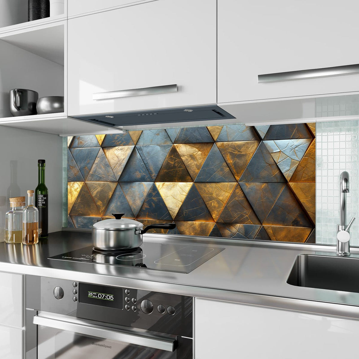 Küchenrückwand aus Glas Blaugoldene Dreiecke im Hochformat als Spritzschutz hinter dem Kochfeld, über dem Fliesenspiegel montiert