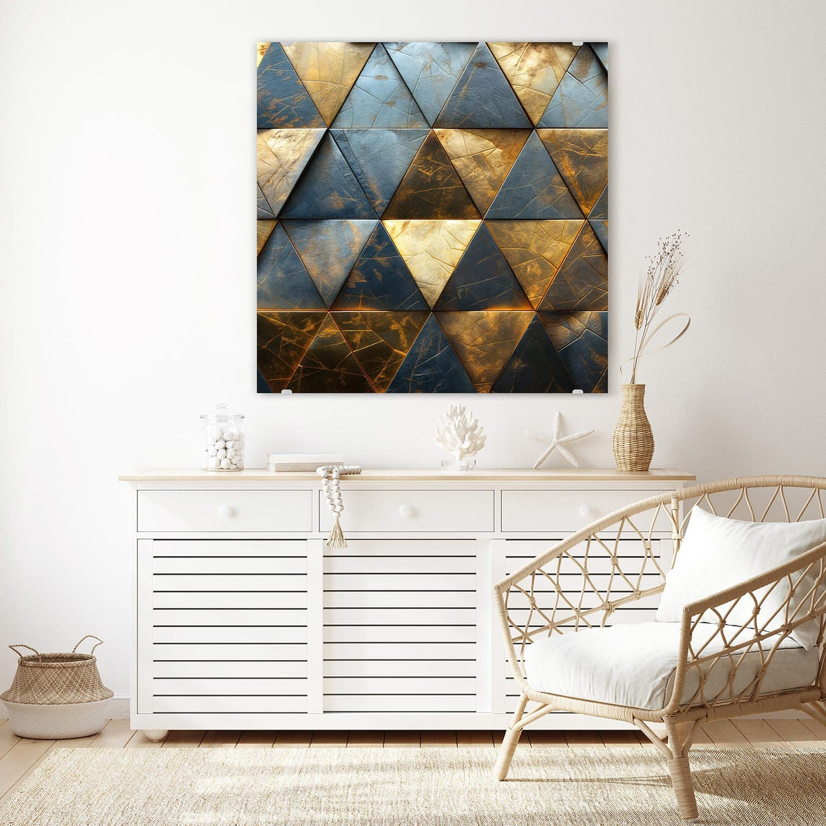 Glasbild Blaugoldene Dreiecke an der Wand – Dreiecksfliesen aus Metall in Gold und Stahlblau