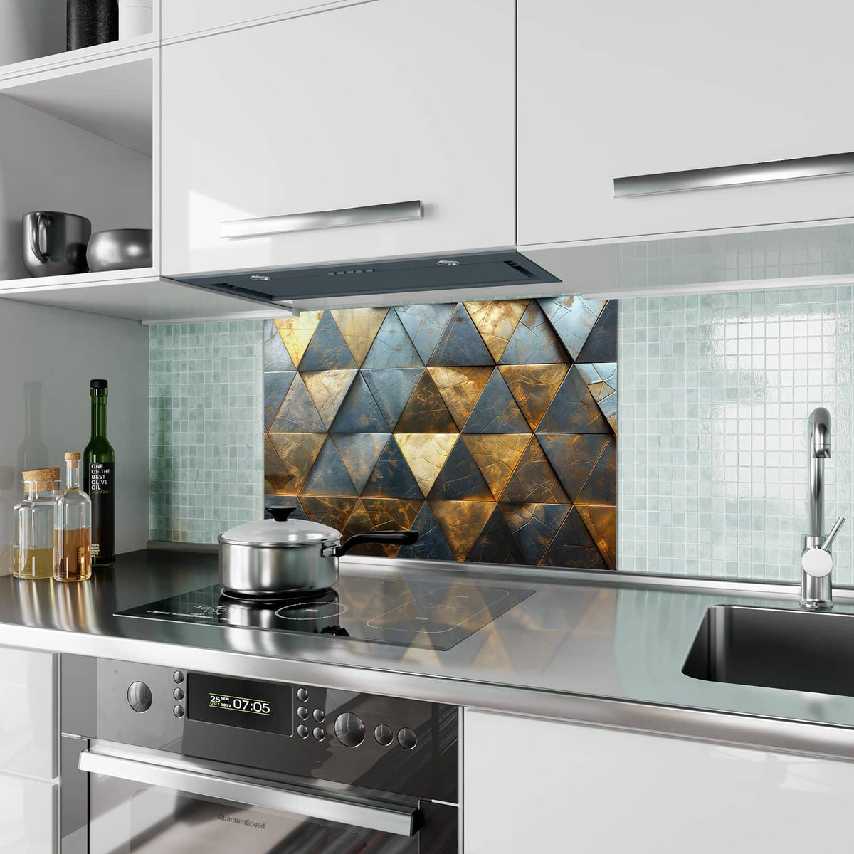 Küchenrückwand aus Glas Blaugoldene Dreiecke im Hochformat als Spritzschutz hinter dem Kochfeld, über dem Fliesenspiegel montiert