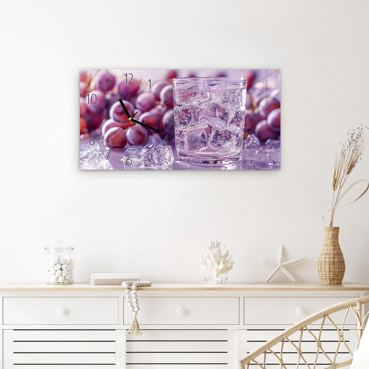 Wanduhr Traubeneisgetränk aus Glas – Querformat 60 × 30 cm – Sprudelndes Glas zwischen frischen Trauben