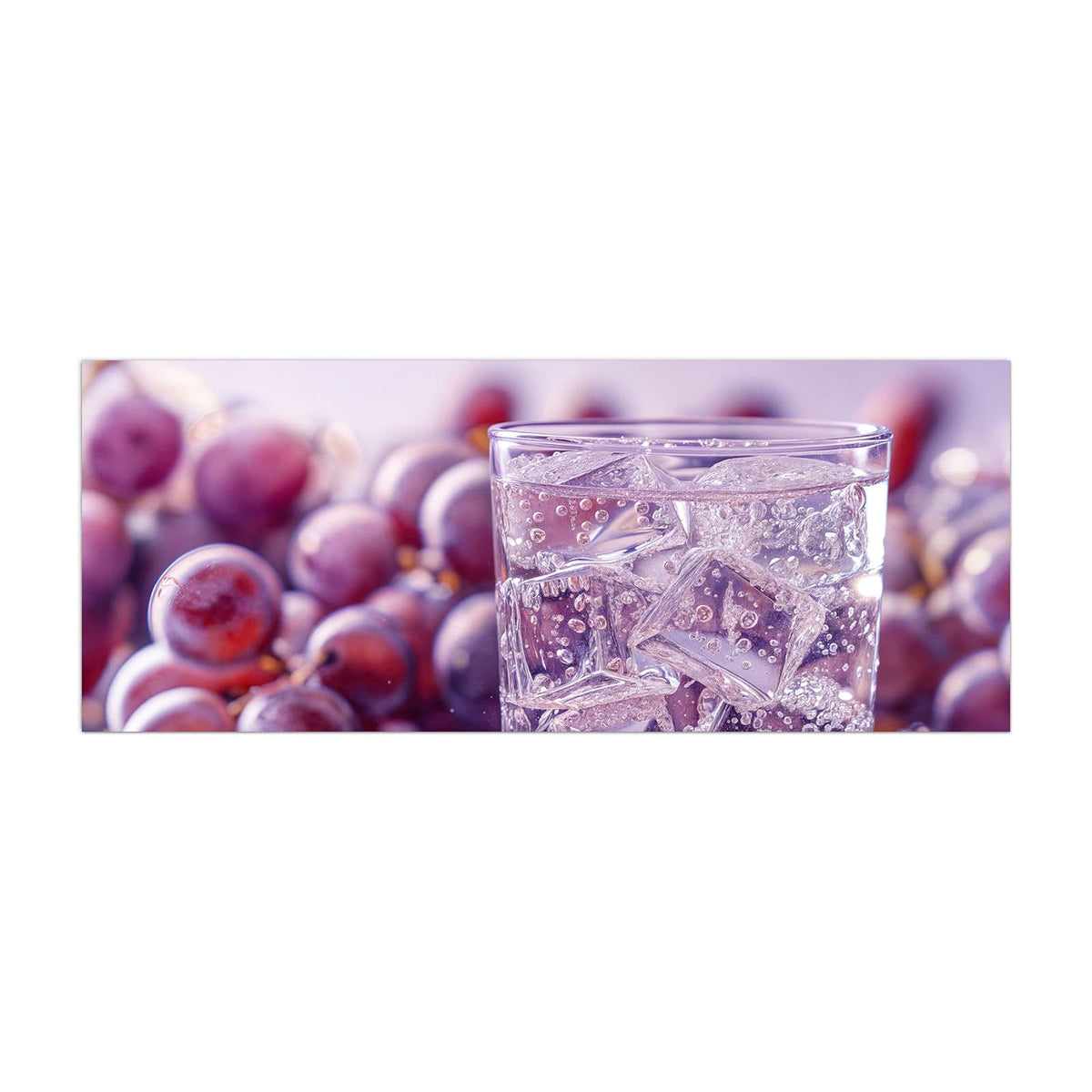 Küchenrückwand aus Glas Sprudel mit Trauben im Hochformat, Motiv bildfüllend von vorn