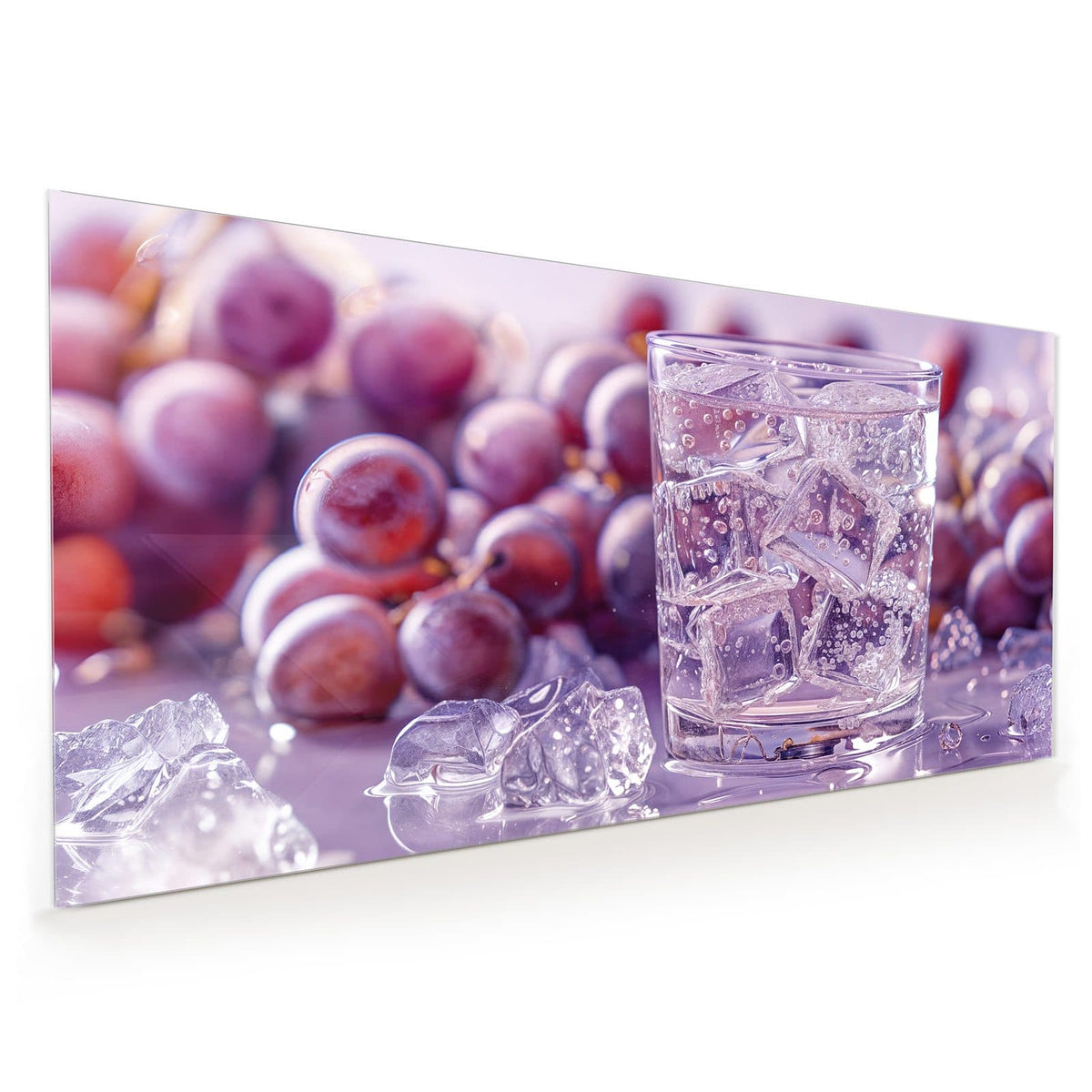 Küchenrückwand aus Glas im Hochformat mit Motiv Sprudel mit Trauben: Glas mit klarem, sprudelndem Getränk und Eiswürfeln, dahinter dunkle Weintrauben in Lila