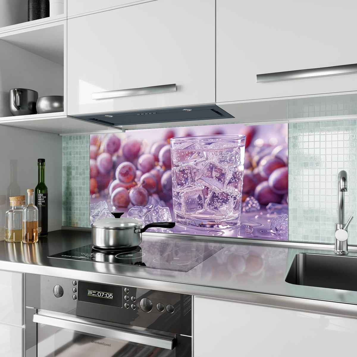 Küchenrückwand aus Glas Sprudel mit Trauben im Hochformat als Spritzschutz hinter dem Kochfeld, über dem Fliesenspiegel montiert