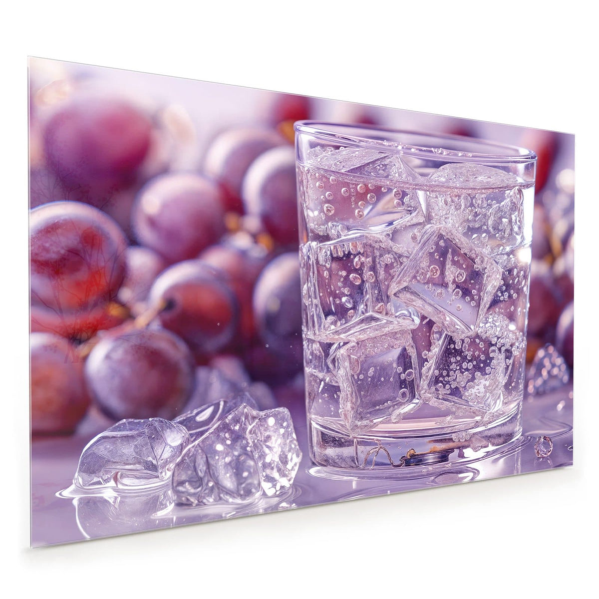 Küchenrückwand aus Glas im Hochformat mit Motiv Sprudel mit Trauben: Glas mit klarem, sprudelndem Getränk und Eiswürfeln, dahinter dunkle Weintrauben in Lila