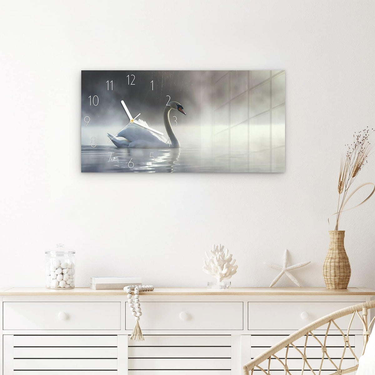Wanduhr Schwimmender Schwan aus Glas – Querformat 60 × 30 cm – Weißer Schwan im sanften Nebel