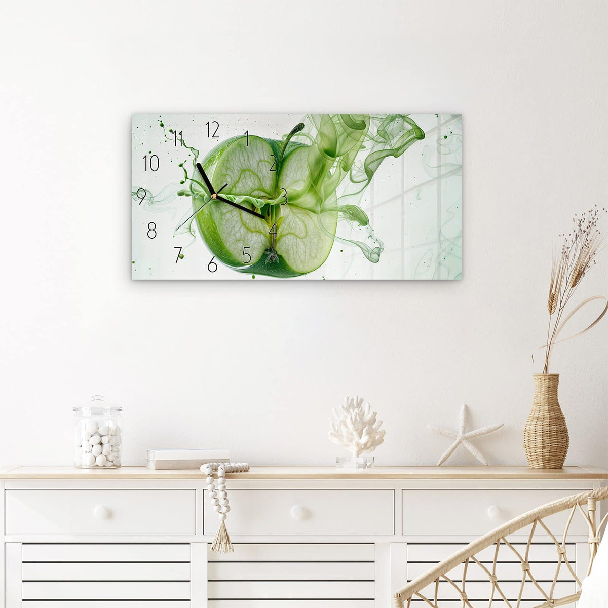 Wanduhr Zerlegter Apfel aus Glas – Querformat 60 × 30 cm – Grüner Apfel in wirbelndem Nebel
