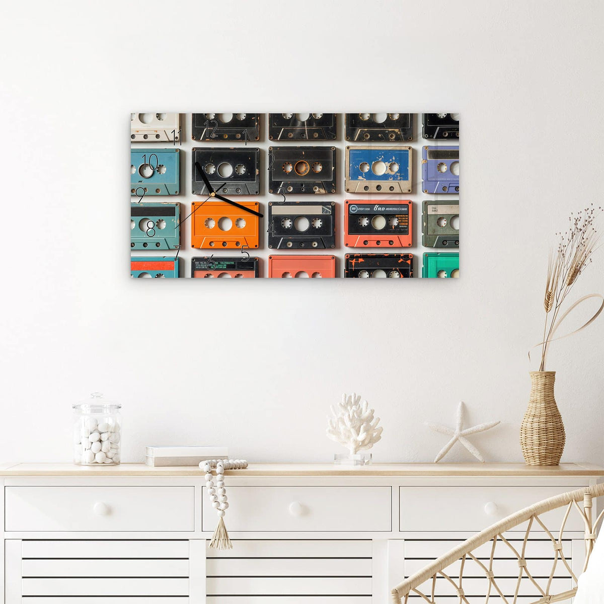 Wanduhr Vintage Kassetten Plakat aus Glas – Querformat 60 × 30 cm – Raster aus 24 alten Kassetten