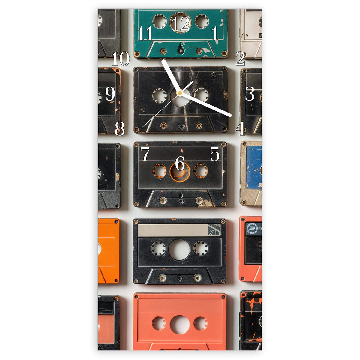 Wanduhr aus Glas, Ziffernblatt Klassisch mit Motiv Vintage Kassetten: Raster aus rund 24 alten Musikkassetten in Schwarz, Orange, Türkis und Rot auf Weiß #ziffernblatt_Klassisch