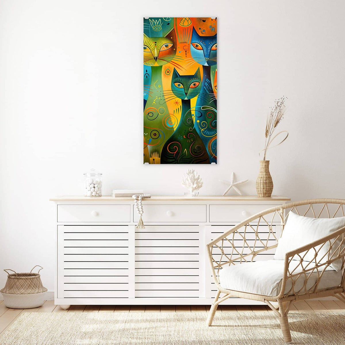 Glasbild Gemusterte Katzen an der Wand – Mehrere stilisierte Katzen in Orange, Türkis und Gelb mit Punkten, Spiralen und Linienmustern