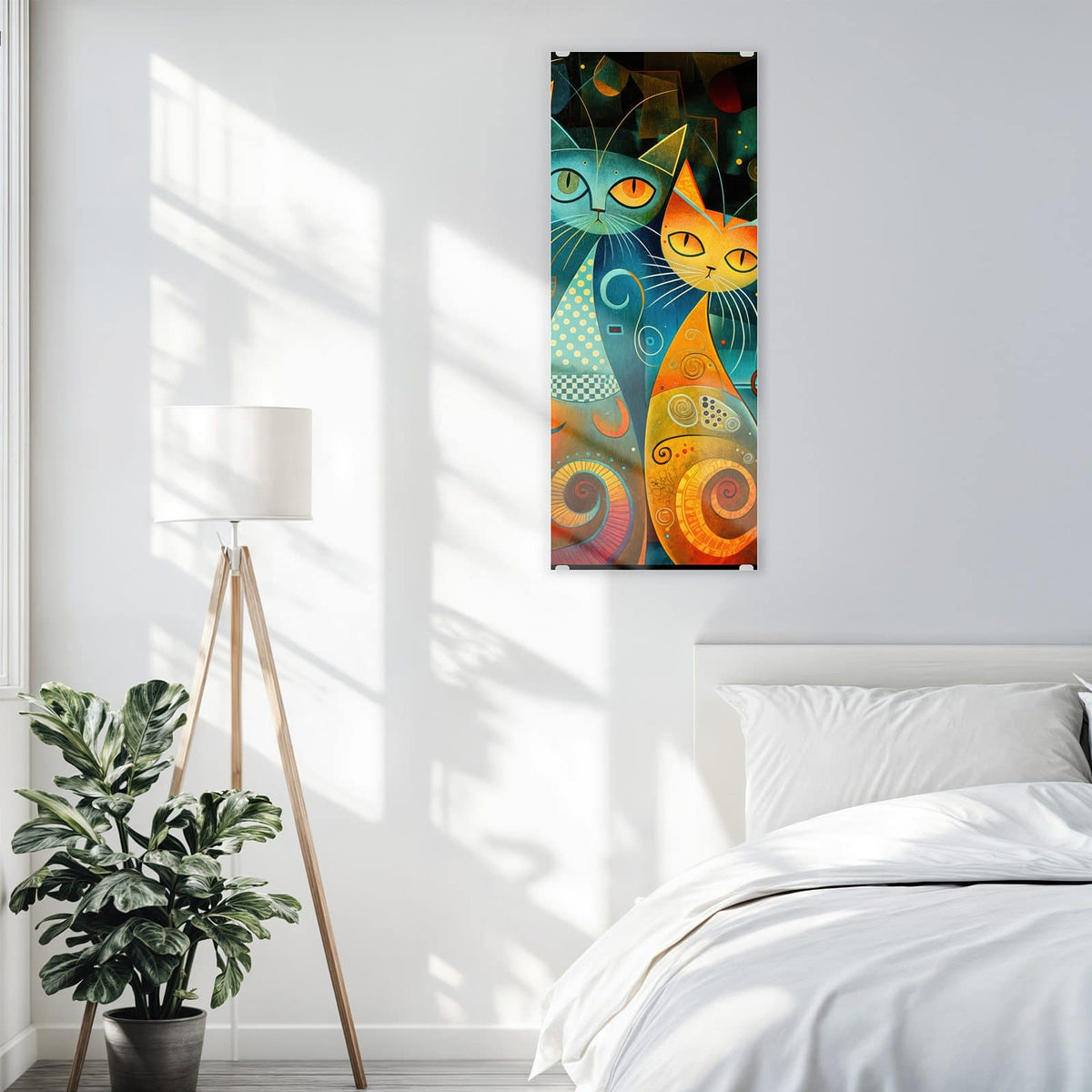 Glasbild Verspielte Katzen an der Wand – Vier stilisierte Katzen mit Schnörkeln und Punkten in Orange, Blau und Schwarz