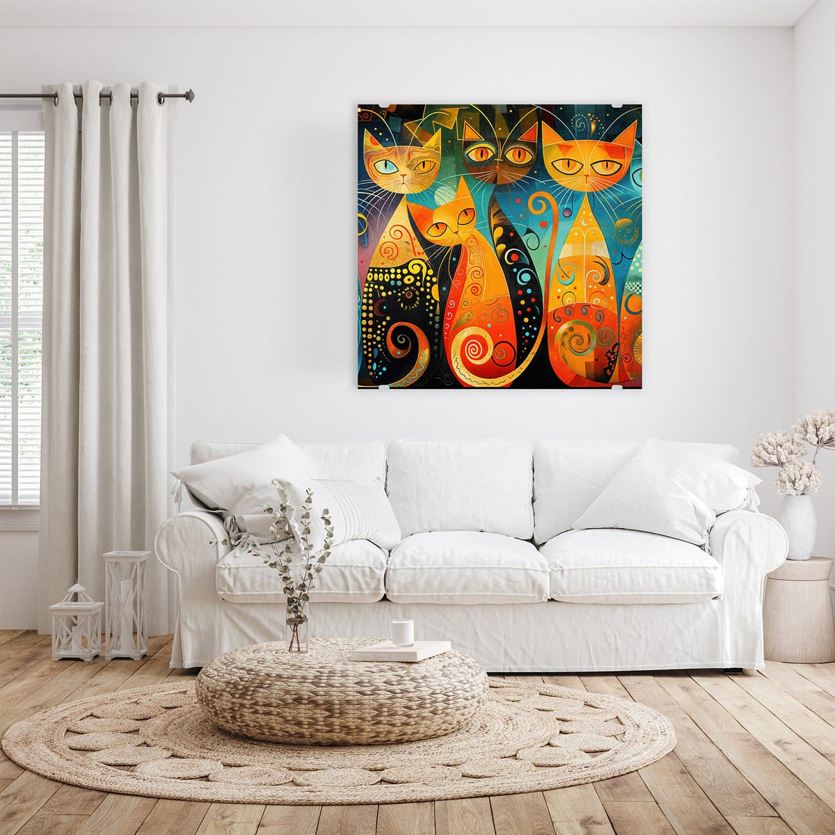Glasbild Verspielte Katzen an der Wand – Vier stilisierte Katzen mit Schnörkeln und Punkten in Orange, Blau und Schwarz
