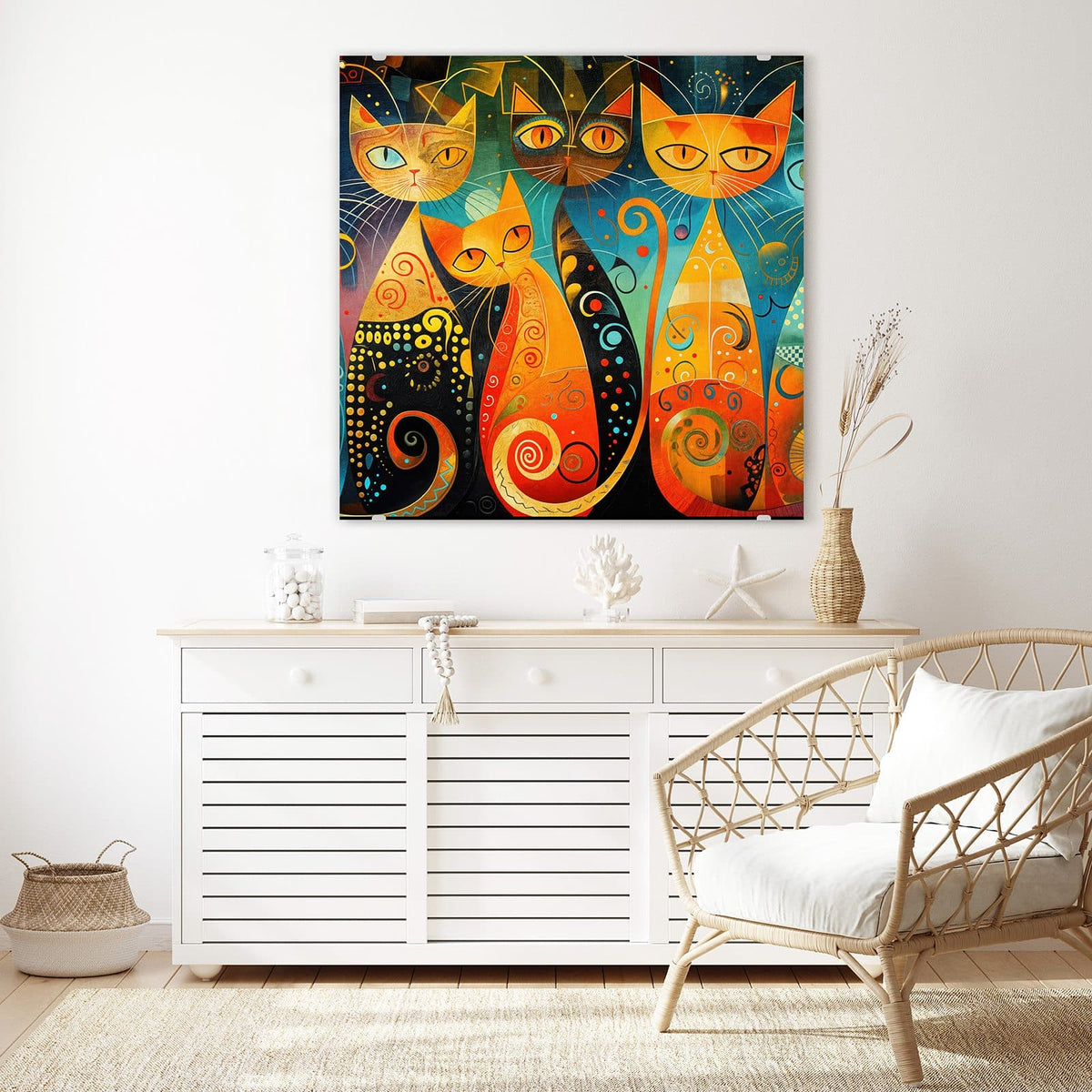 Glasbild Verspielte Katzen an der Wand – Vier stilisierte Katzen mit Schnörkeln und Punkten in Orange, Blau und Schwarz