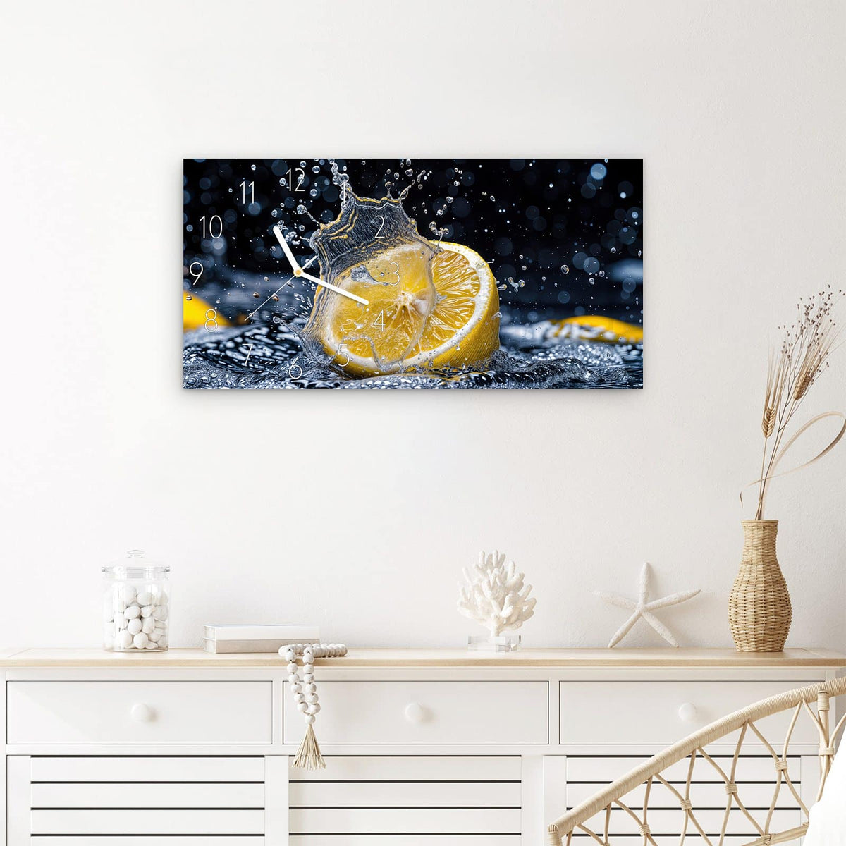 Wanduhr Zitronenspritzer aus Glas – Querformat 60 × 30 cm – Zitronenscheibe taucht ins dunkle Wasser