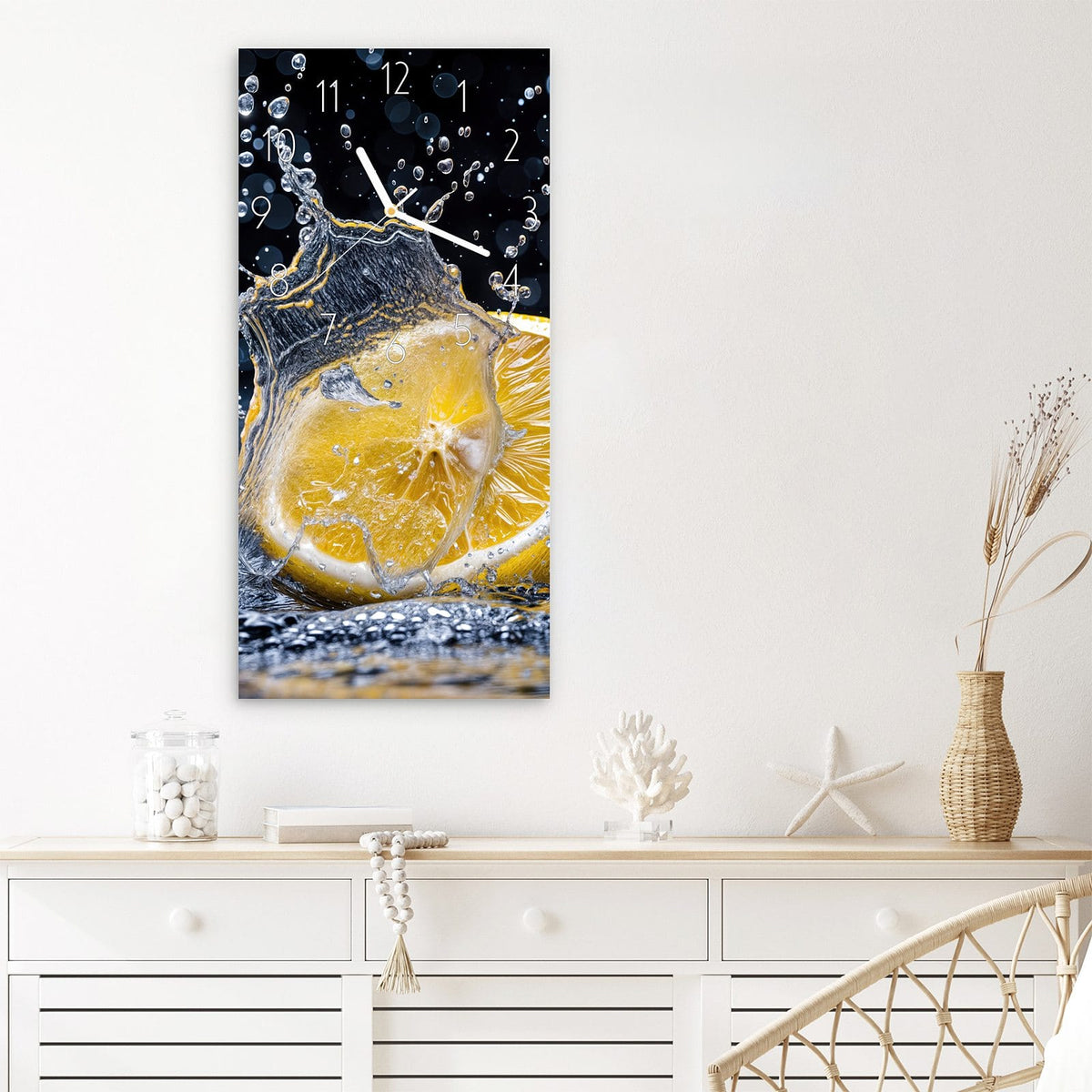 Wanduhr aus Glas im Hochformat Zitronenspritzer mit Ziffernblatt Elegant über einem weißen Sideboard