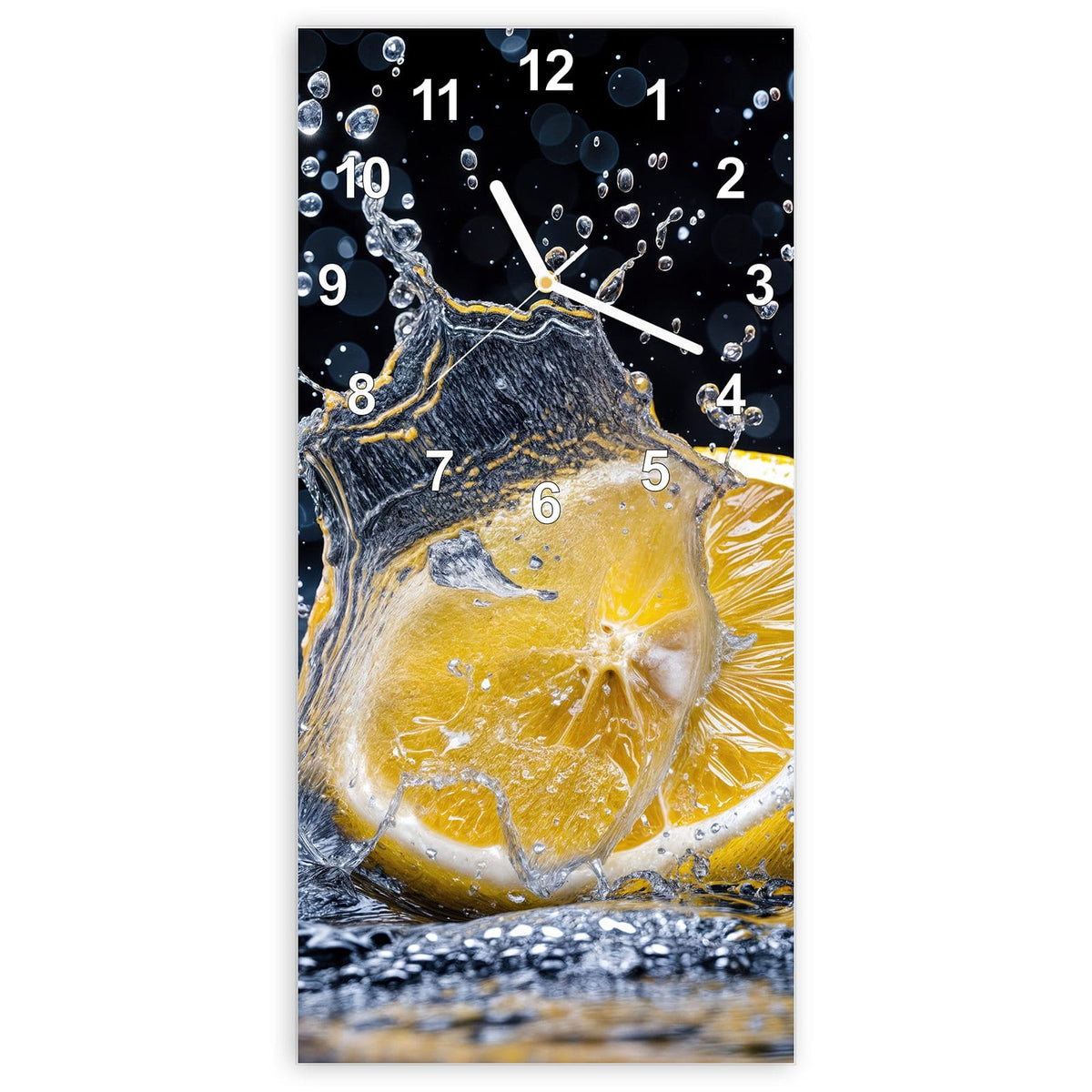 Wanduhr aus Glas, Ziffernblatt Modern: Aufgeschnittene Zitrone schlägt vor schwarzem Grund ins Wasser und wirft eine Spritzerkrone