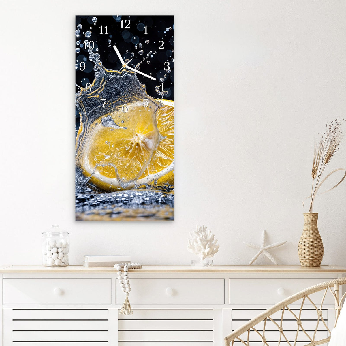 Wanduhr aus Glas im Hochformat Zitronenspritzer mit Ziffernblatt Klassisch über einem weißen Sideboard