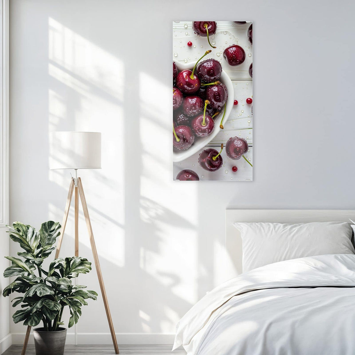 Glasbild Kirschen in Herzschale an der Wand – Dunkelrote Kirschen in einer herzförmigen weißen Schale auf weißem Holz